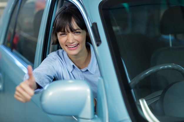 Free photo customer showing thumbs up while driving a car