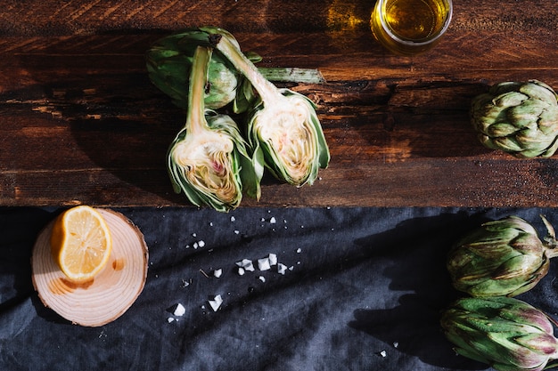 Free Photo cut artichoke between oil and lemon