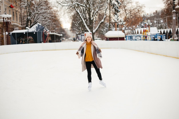 Free photo cute and beautiful girl in a winter city