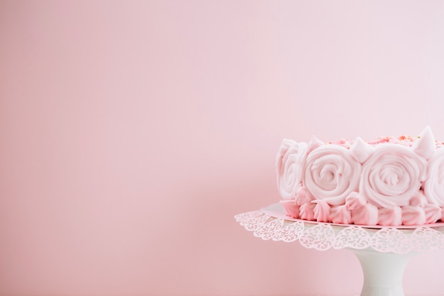 Free photo cute cake with marshmallow roses