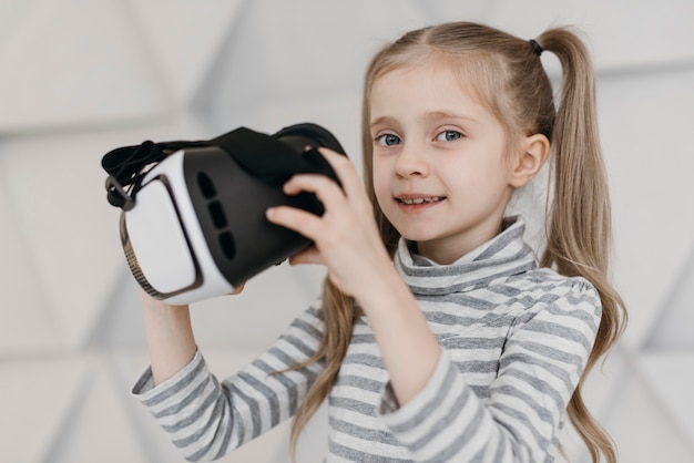 Free photo cute child using virtual reality headset