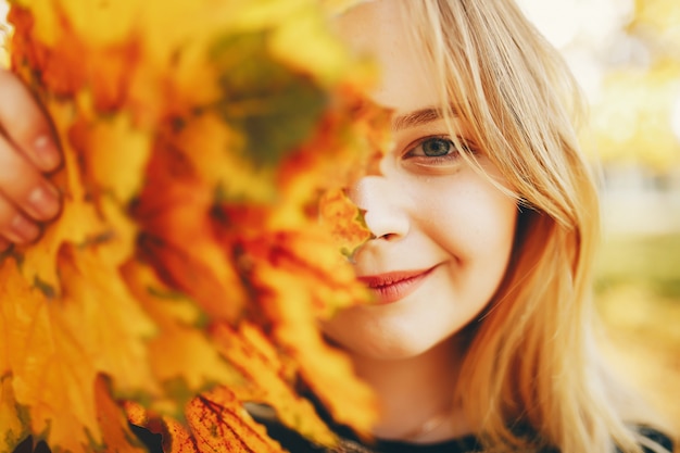 Free photo cute girl in a autumn park