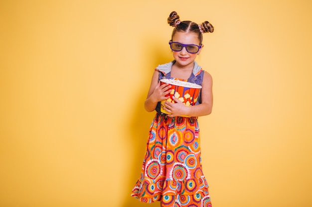 Free photo cute girl eating popcorn