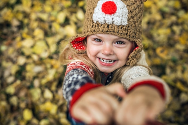 Free photo cute girl wearing woolen cap