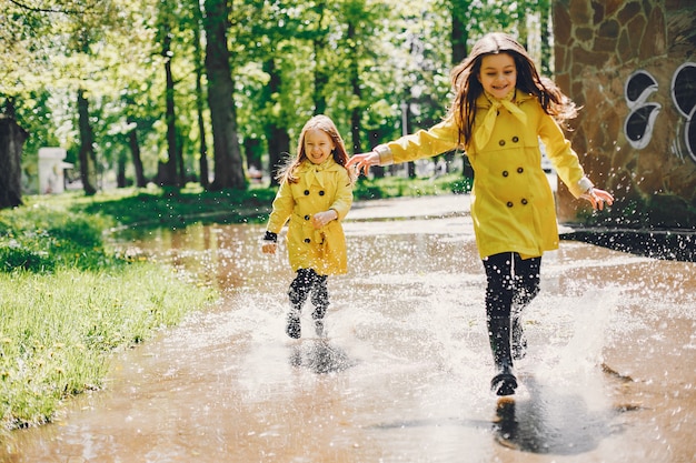 Free photo cute kids plaiyng on a rainy day