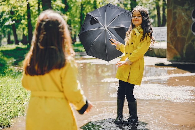 Free photo cute kids plaiyng on a rainy day