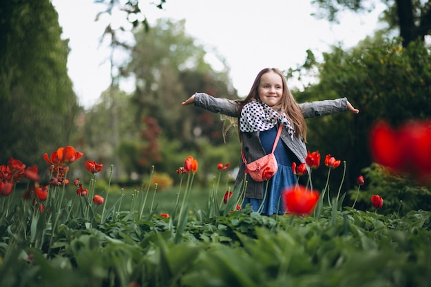 Free photo cute little girl with flowers