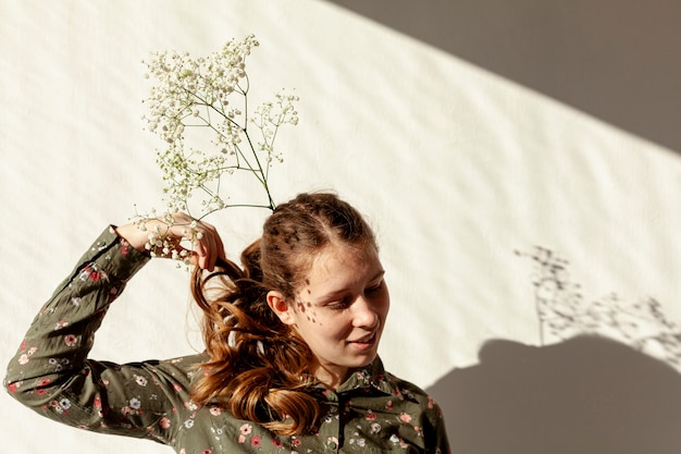 Free photo cute model posing with flowers