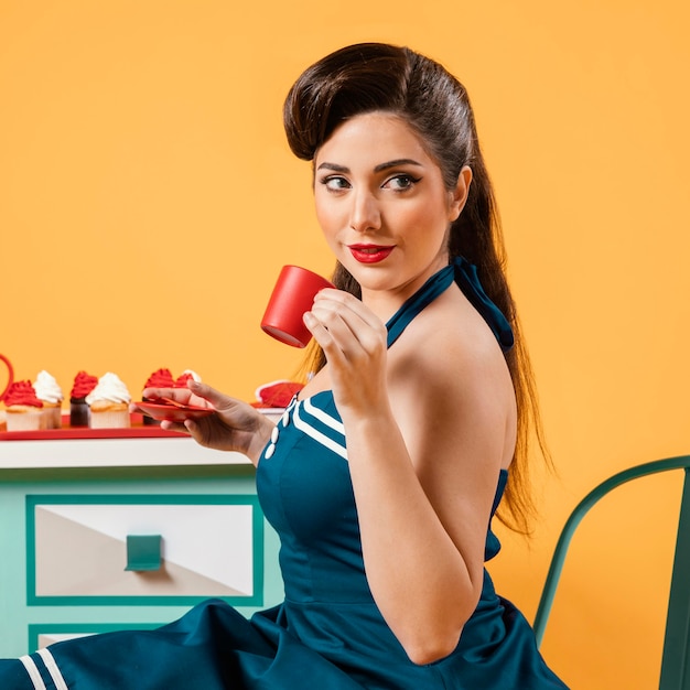 Free photo cute pinup girl in the kitchen