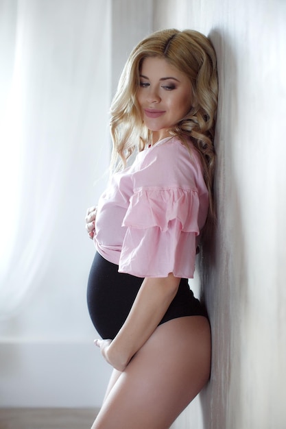 Free photo cute pregnant woman indoor