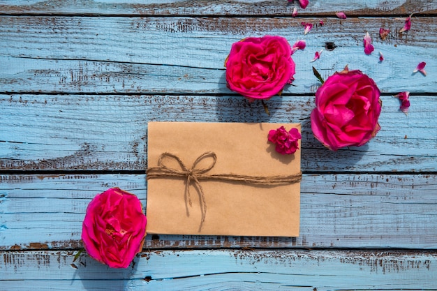 Free photo cute roses and vintage envelope