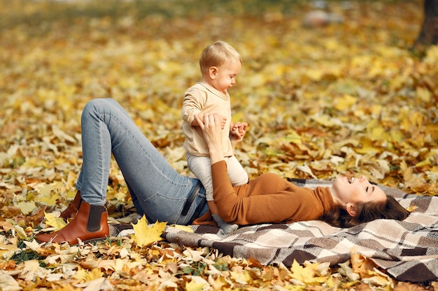 Free photo cute and stylish family in a autumn park