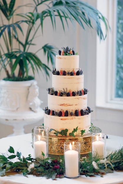 Free photo cute wedding cake