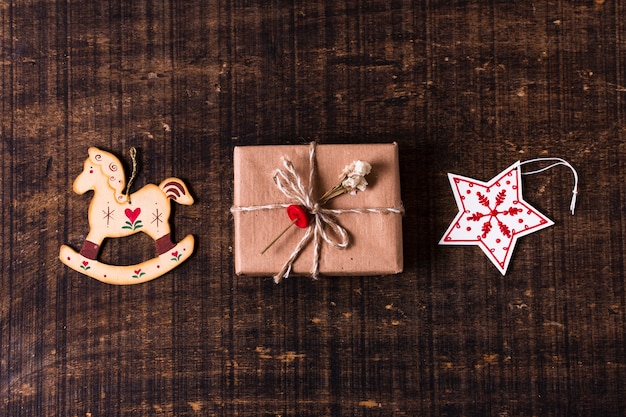 Free Photo cute wrapped gift with christmas ornaments