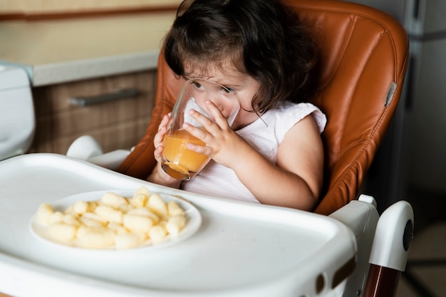 Free photo cute young girl drinking juice