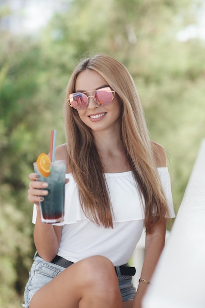 Free photo cute young woman in cafe terrace outdoor