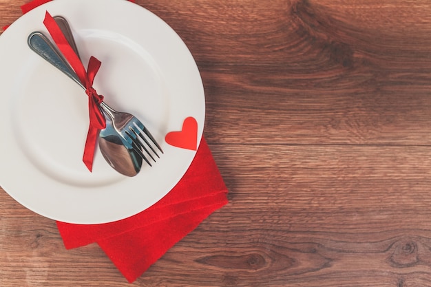 Cutlery plate with a red bow and a heart