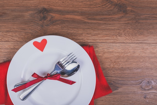 Cutlery plate with a red bow and a heart