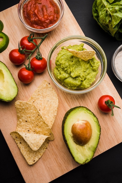 Free photo cutting board with vegetables and sauces