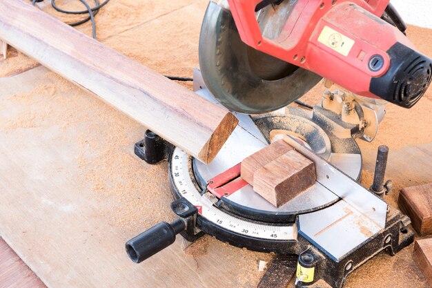 Cutting wood with electric saw