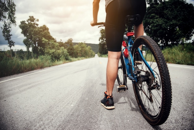 Free photo cyclist man racing bike outdoor