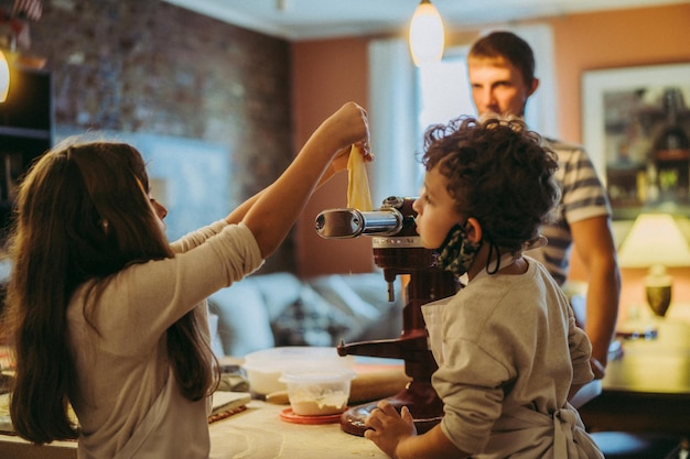 Free Photo dad and children cook pasta at a master class in gastronomy