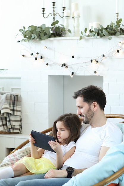 Free photo dad and daughter together at home