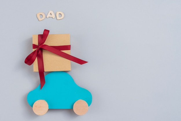 Free photo dad inscription with gift box and small car