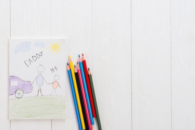 Free photo daddy and me inscription with pencils on table