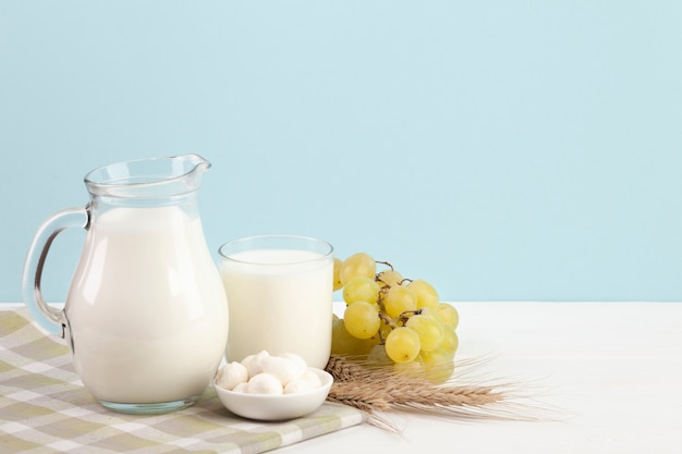 Free photo dairy products and grapes on table