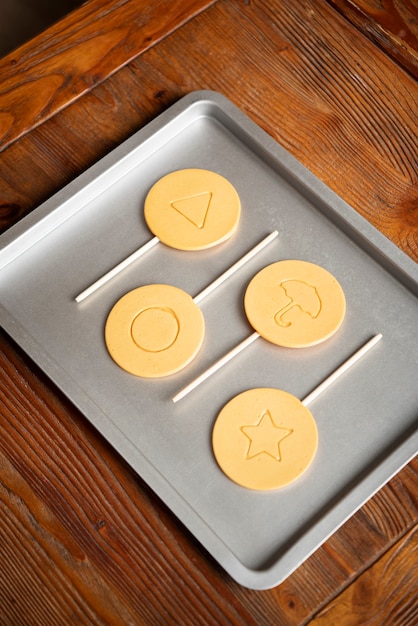 Free Photo dalgona cookies on steel tray