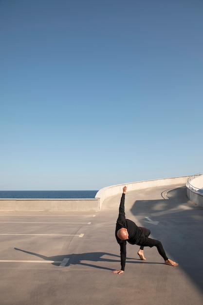 Free photo dancer doing elegant performing art