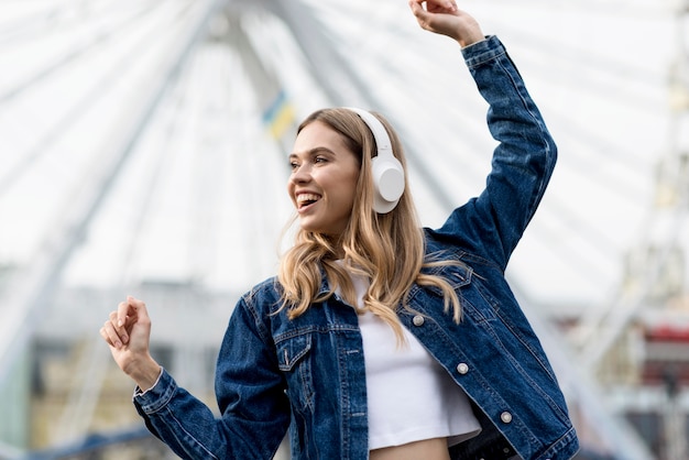 Free Photo dancing in front of ferris wheel