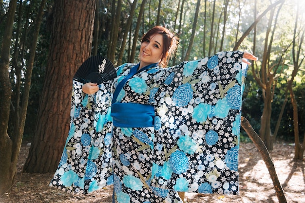 Free photo dancing woman in kimono