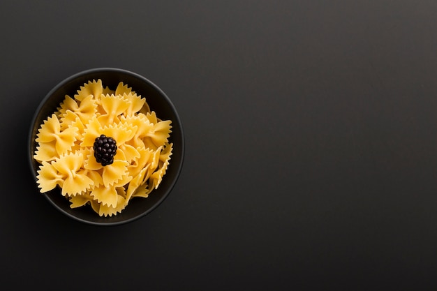 Free Photo dark bowl with pasta on a dark background