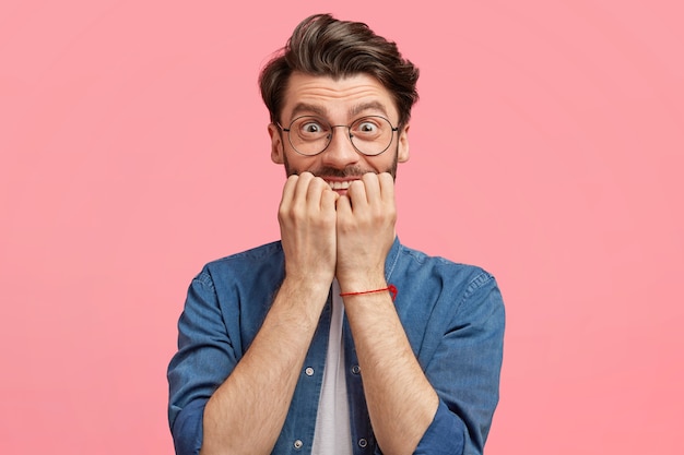 Free photo dark-haired man wearing denim shirt