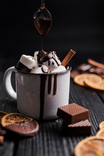 Free photo dark hot chocolate with marshmallows