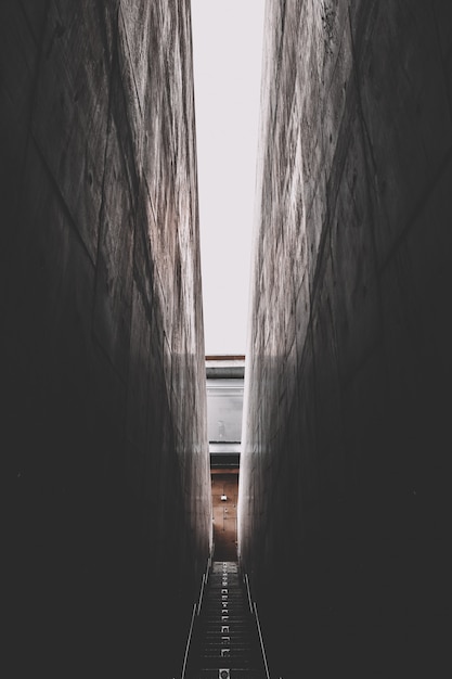 Free photo dark narrowed back alley stairway