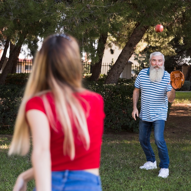 Free photo daugher trowing ball at his father