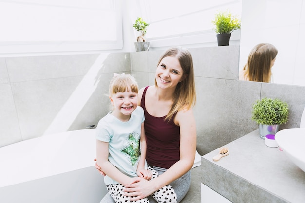 Free photo daughter and mother looking at camera