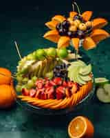 Free photo decorated fruit plate with sliced fruits