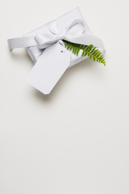 Free photo decorated present over white backdrop with empty space