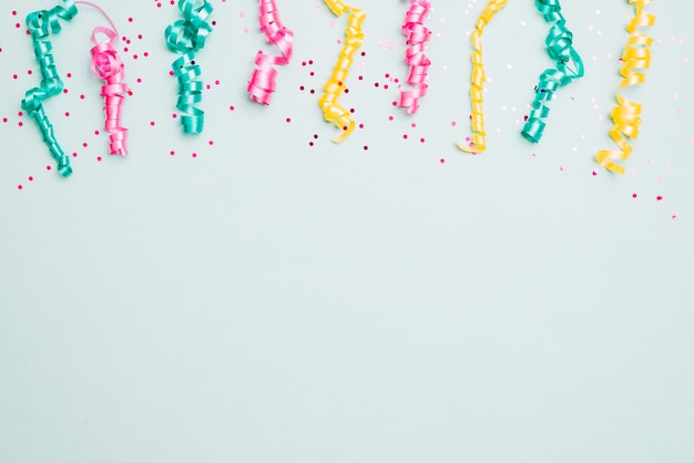 Free photo decoration of streamers and confetti on blue background