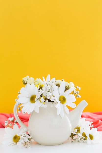 Free photo decoration with white daisies and yellow background