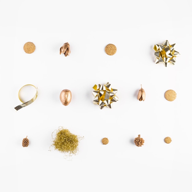 Free photo decorative bows and dry acorns