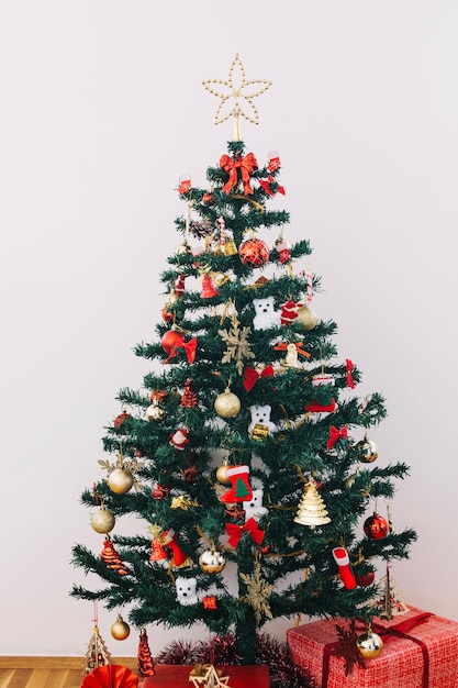 Free photo decorative christmas concept with tree