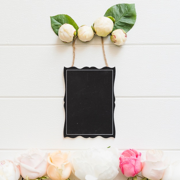 Free Photo decorative flowers with a blackboard