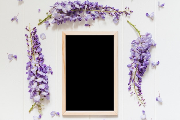 Free Photo decorative flowers with a blackboard