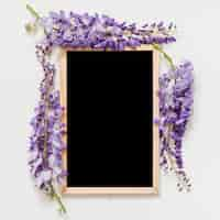 Free photo decorative flowers with a blackboard