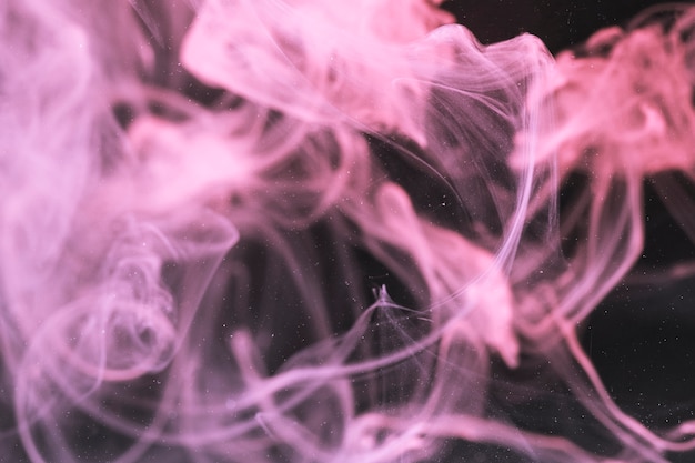 Free photo defocused violet smoke on black screen